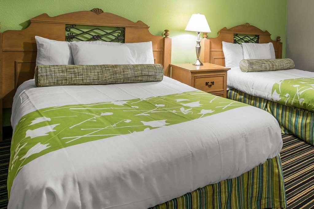 Rodeway Inn & Suites Winter Haven Chain Of Lakes Стая снимка