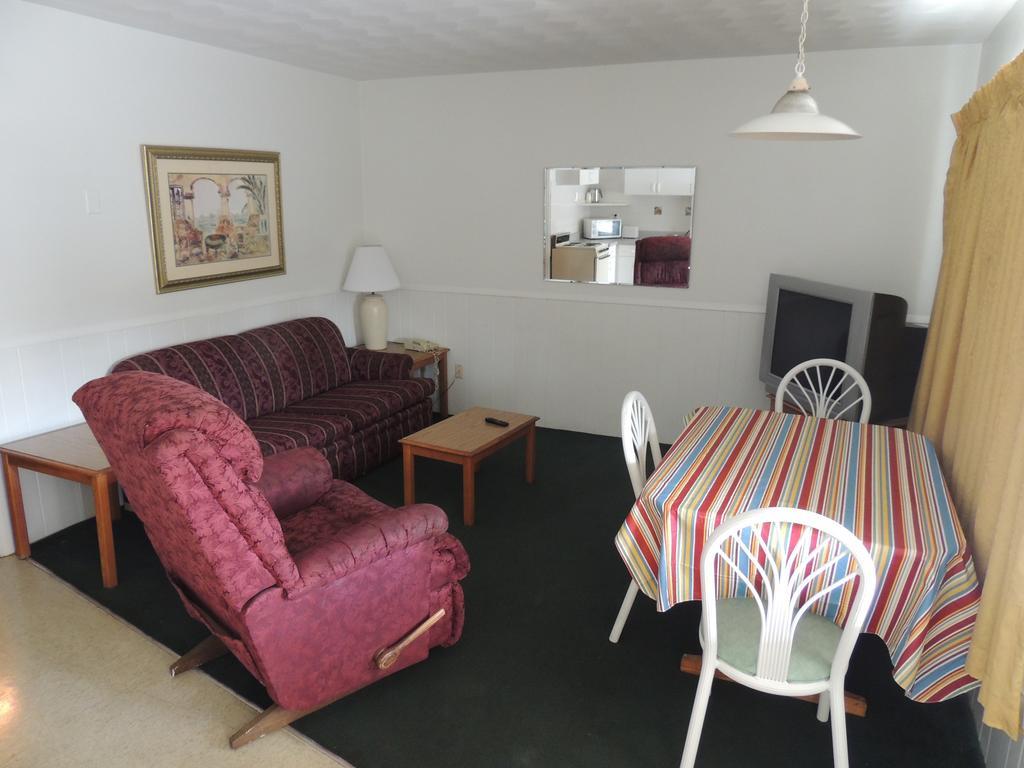 Rodeway Inn & Suites Winter Haven Chain Of Lakes Стая снимка