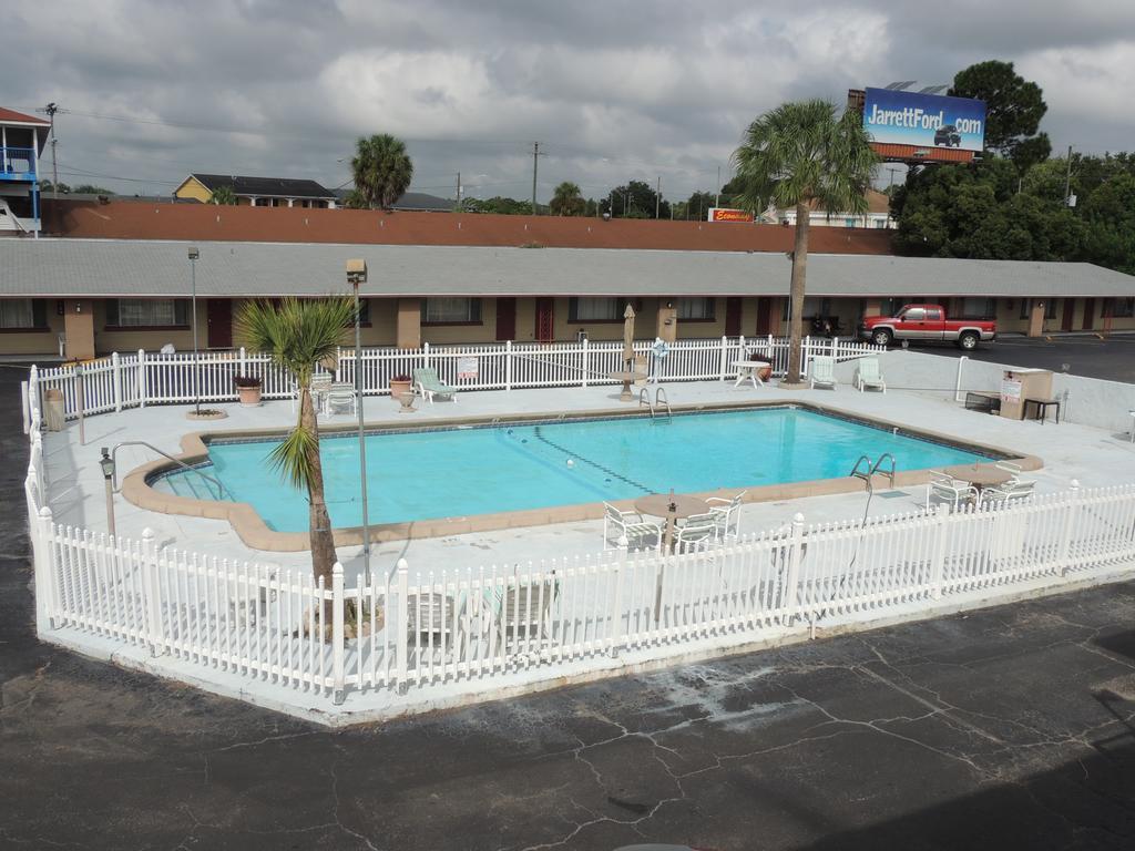 Rodeway Inn & Suites Winter Haven Chain Of Lakes Стая снимка
