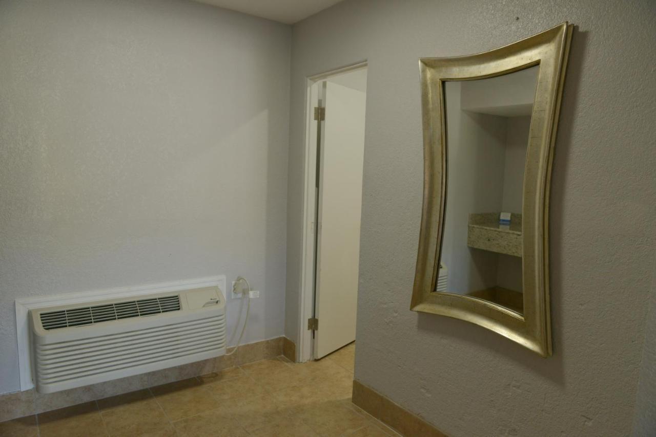 Rodeway Inn & Suites Winter Haven Chain Of Lakes Екстериор снимка