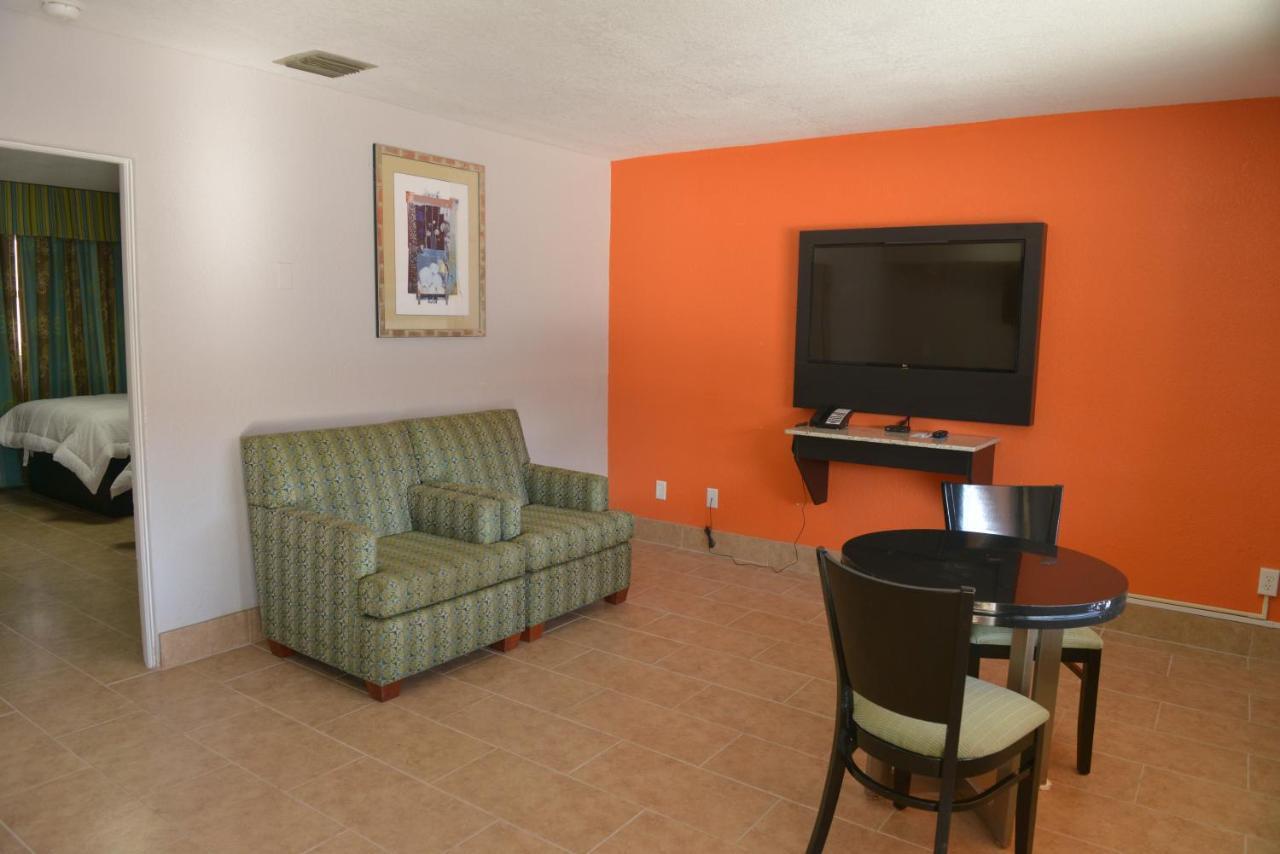 Rodeway Inn & Suites Winter Haven Chain Of Lakes Екстериор снимка